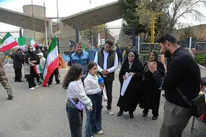 تصاویری از زنجیره‌ انسانی مقابل نیروگاه‌ها و پل‌ها