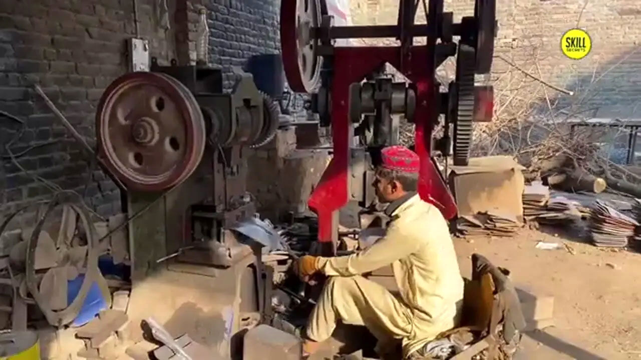 فرآیند جالب تولید هزاران بیل در یک کارخانه پاکستانی