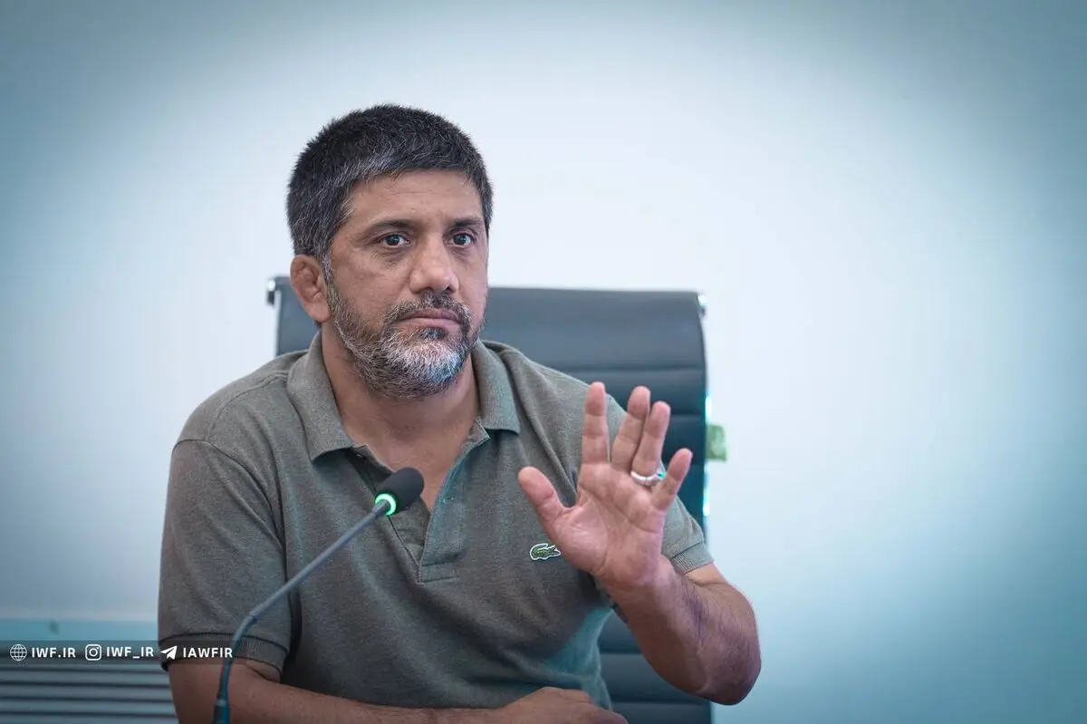 ناگهان علیرضا دبیر کمی دوست‌داشتنی شد