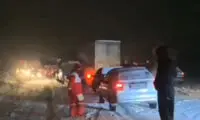 ده‌ها خودرو در کولاک سقز زمین‌گیر شدند