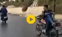 حرکت جنون‌آمیز یک جوان روی موتور در اتوبان!