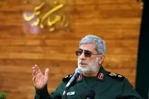 تصویری از سردار قاآنی در صف اقامه نماز در کربلا