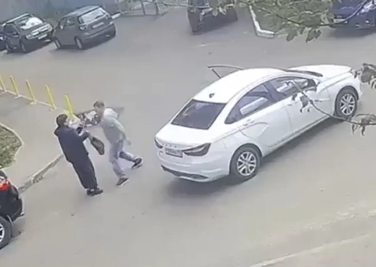 کتک زدن زن در وسط خیابان به یک دلیل عجیب