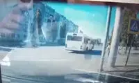 لحظه تکان‌دهنده برخورد اتوبوس با یک زن