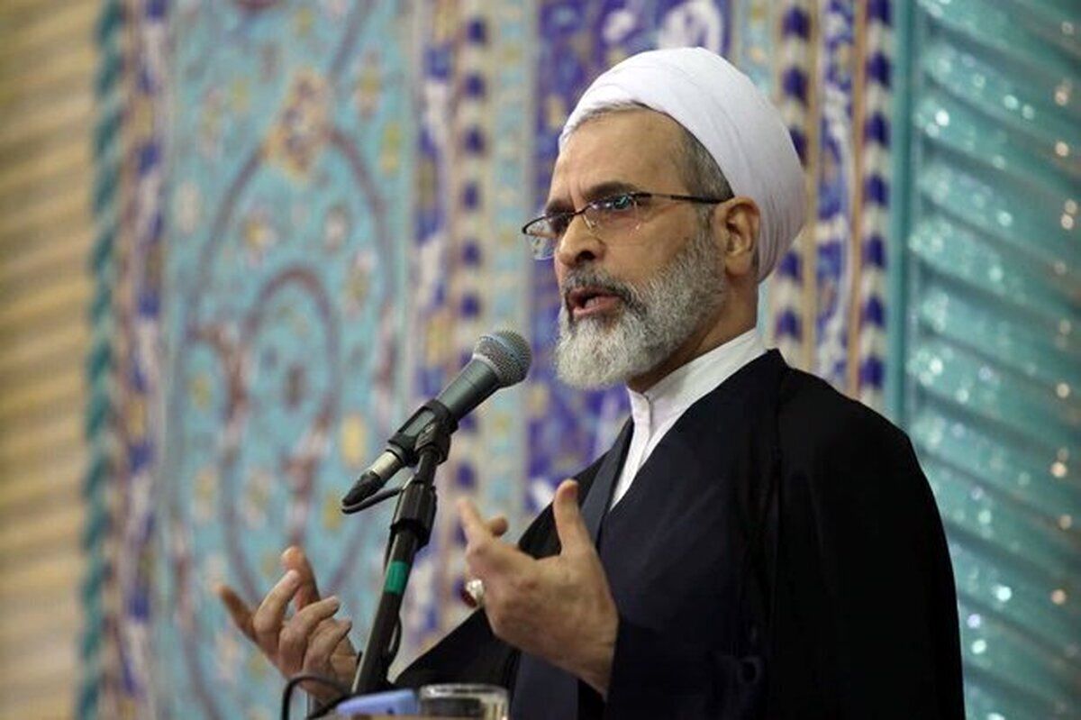 واکنش امامجمعه قم به دست دادن مرضیه برومند و رضا بابک