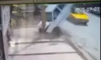 فیلمی از تصادف عجیب پراید با تیر برق در جوانرود!