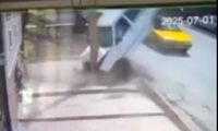 فیلمی از تصادف عجیب پراید با تیر برق در جوانرود!
