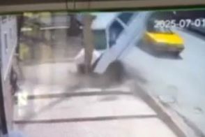 فیلمی از تصادف عجیب پراید با تیر برق در جوانرود!