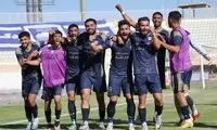  بازیکنان تیم صدرنشین لیگ نوشابه‌ها را جمع کردند