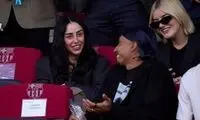 بوسه لامین یامال برای یک زن روی سکوها