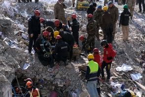3 هموطن، زنده از زیر آوار خارج شدند