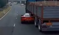 استتار پلیس مخفی بزرگراه زیر تریلی در حال حرکت!