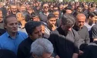 اشک‌های جانسوز کریم باقری در مراسم خاکسپاری مادرش