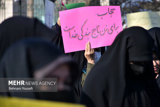 روایت «فارس» از ضرب و شتم چند زن در اتوبوس برای حجاب