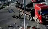 لحظه هولناک زیر گرفتن عابر پیاده در خیابان 