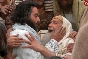 «یوزارسیف و یعقوب» در حال نماز خواندن پشت سر «رهبر انقلاب» در بیت رهبری