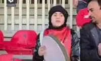 دف‌زنی و آوازخوانی زیبای هوادار روشندل تراکتور در استادیوم