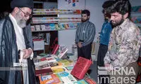 تصاویر قدیمی از بازدید رهبری از نمایشگاه کتاب