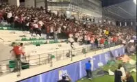 جنجال در لیگ عراق و هجوم هواداران به داخل زمین