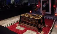 لحظاتی از مزار رهبر شهید در شب شهادت امام رضا(ع)