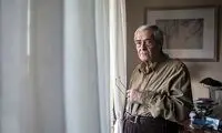 تصویر دختری که زیر تابوت پدر مشهورش را گرفت