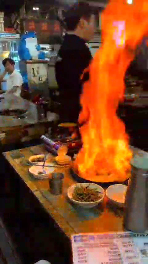 عجیب‌ترین سرو غذا با آتش در یک رستوران!