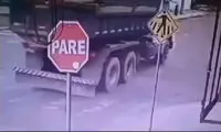 لحظه هولناک سُر خردن یک موتورسوار زیر چرخ‌های یک کامیون