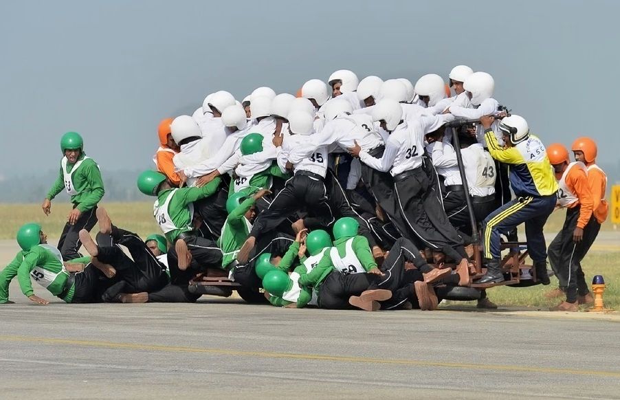 فقط در هند ۵۸ نفر روی یک موتورسیکلت سوار می‌شوند