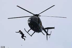 لحظه دلهره‌آور پرش از هلیکوپتر بدون چتر نجات