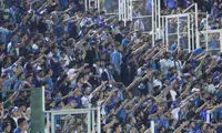 بنر جالب هواداران استقلال مقابل ساختمان هلدینگ