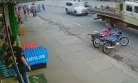 له شدن وحشتناک یک موتورسوار بین خودرو شاسی‌بلند و کامیون