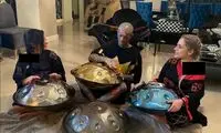عکس جدید و دیده‌نشده از تتلو با دو زن ناشناخته