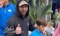 تفریح بامزه مسی در آمریکا با ماشین صورتی