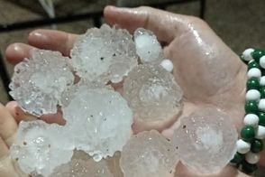 تصاویری از بارش تگرگ تخم‌مرغی در فارس