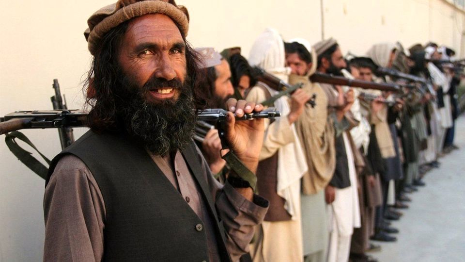 طالبان با تبر آلات موسیقی را نابود کرد