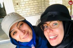 قاب یادگاری «مومو و جواد جوادی» سریال بچه‌مهندس در یک مراسم