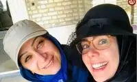 قاب یادگاری «مومو و جواد جوادی» سریال بچه‌مهندس در یک مراسم