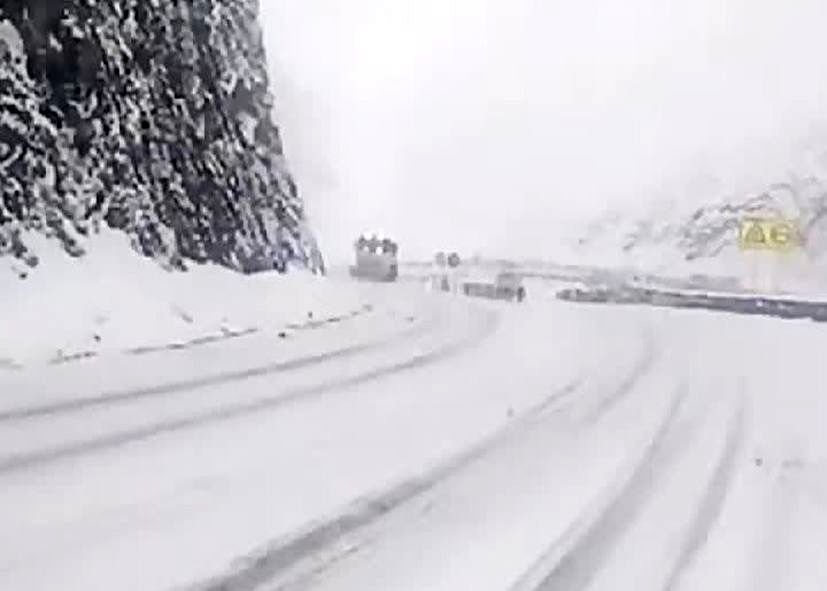 انسداد جاده هشتگرد به طالقان به علت بارش برف 