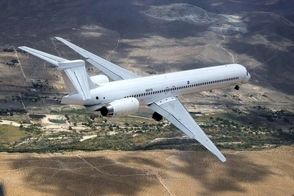 نمایی از پرواز یک هواپیمای مسافربری در قلب طوفان