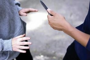 لحظه هولناک حمله زورگیرها به سه دختر و پسر در چیتگر!