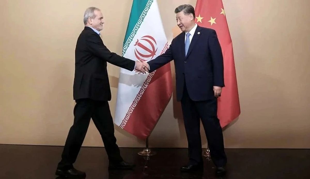 پزشکیان با دوربین دوچشمی، رژه ارتش چین را رصد کرد!