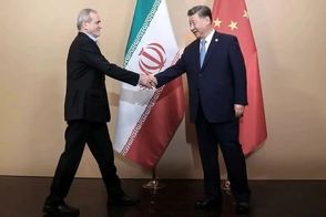 پزشکیان با دوربین دوچشمی، رژه ارتش چین را رصد کرد!