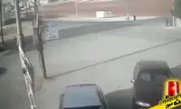 لحظه ترمز بریدن یک خودرو وسط جاده