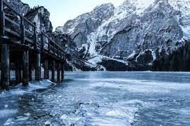 تصاویری از خروج گاز طبیعی از زیر رودخانه یخ‌زده