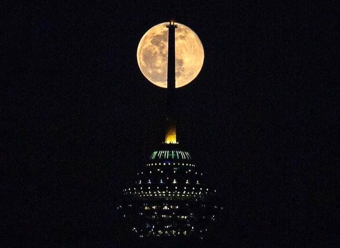 آخرین‌ ماه کامل قرن بر فراز برج  میلاد


