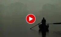 رویارویی دلهره‌آور مرد قایق سوار با دو وال بزرگ