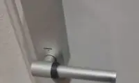 این دستگیره‌ در، خودکار ضدعفونی می‌شود