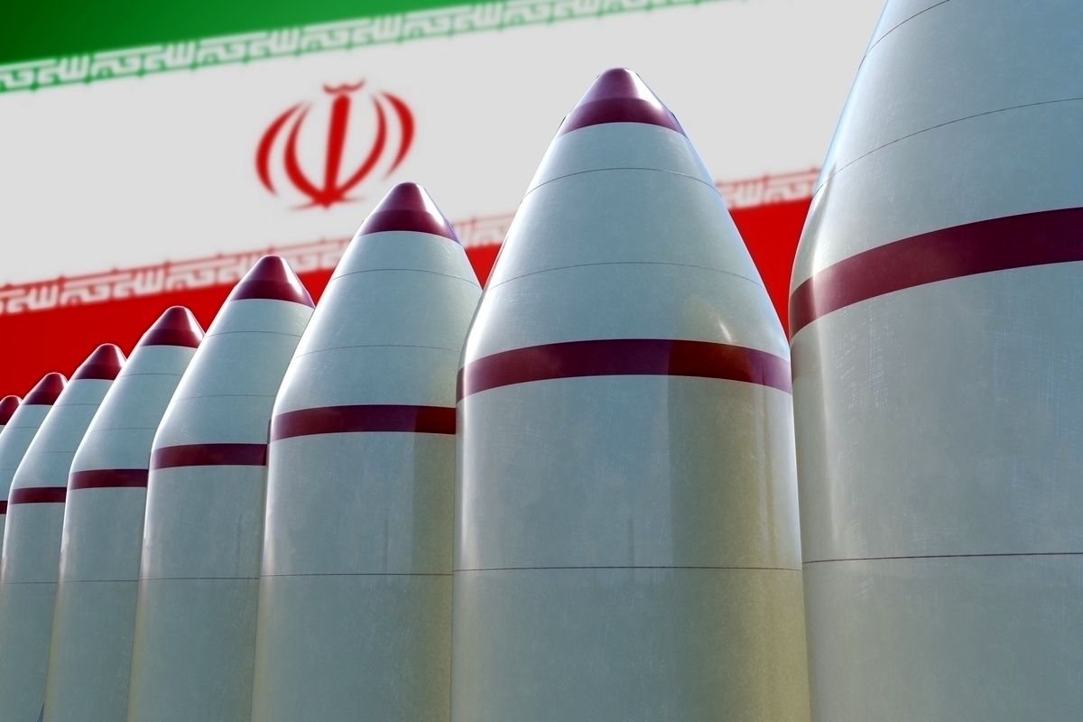 کیهان: بمب اتم هم بسازیم در مقابل آمریکا چیزی نیست
