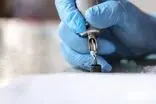 خالکوبی روی دست کودک ۲۲ماهه توسط مادر سنگدل