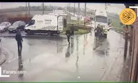 برخورد وحشتناک قطار به کامیون متوقف روی ریل!
